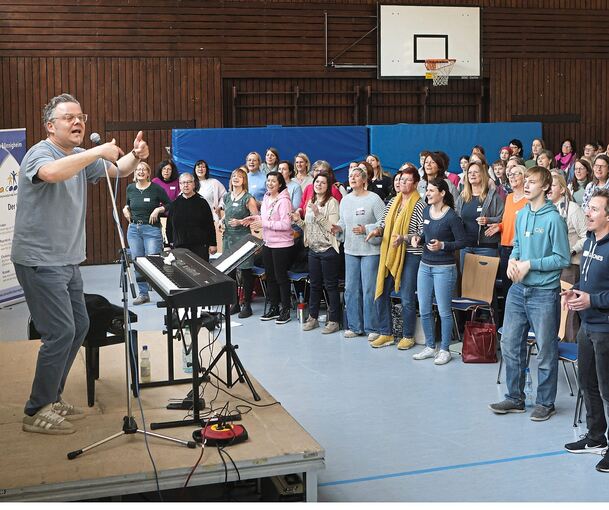 Hanjo Gäbler und 175 Sängerinnen und Sänger in Aktion.