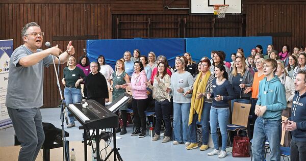 Hanjo Gäbler und 175 Sängerinnen und Sänger in Aktion.