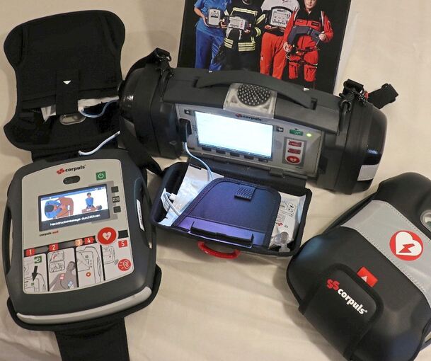 Das neu angeschaffte Gerät hat viele Fähigkeiten. Unter anderem dient es als Defibrillator.