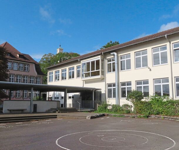 Die Schlossbergschule machte zuletzt Schlagzeilen wegen einer zu hohen Radon-Belastung. Aktuell geht es um den Raummangel.