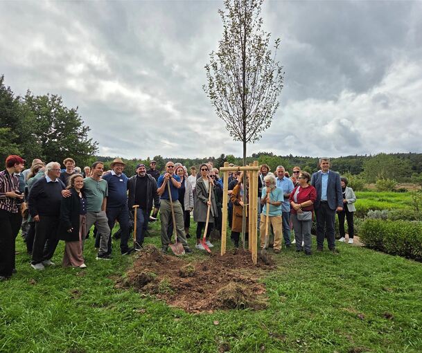 Baumpflanzung beim zweiten Nachfahrentreffen im Garten der Erinnerung. Er wurde beim ersten Nachfahrentreffen im Jahr 2017 eröffnet.