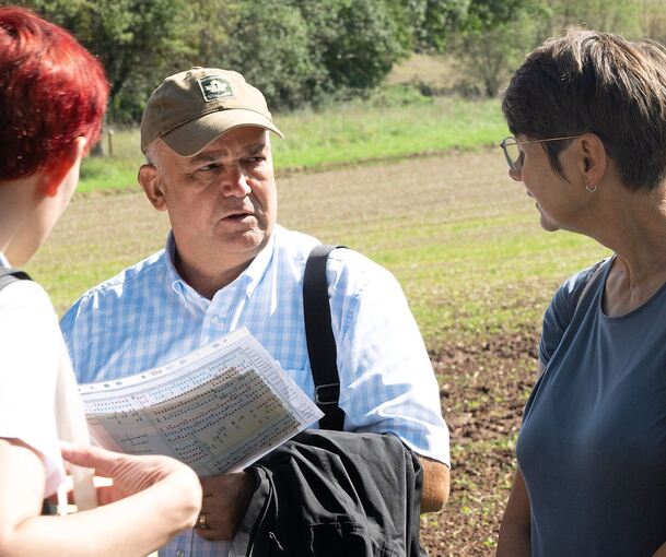 Markus Schwab steht an der Mauer des Jüdischen Friedhofs. Mehrere Generationen seiner Vorfahren sind hier bestattet, seine Familie lebte seit dem frühen 18. Jahrhundert im Flecken.