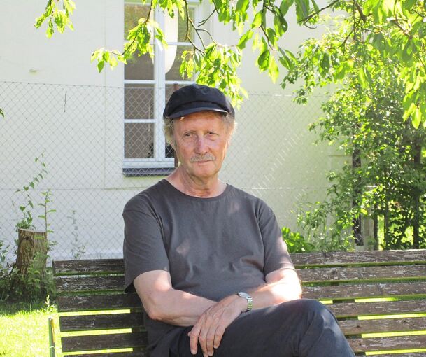 Thomas Lahusen sitzt im Garten vor der Freudentaler Synagoge, die einst seiner Familie gehörte.