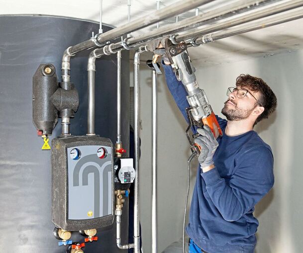 Ein Anlagenmechaniker bei der Arbeit.