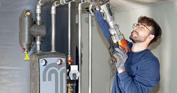 Ein Anlagenmechaniker bei der Arbeit.