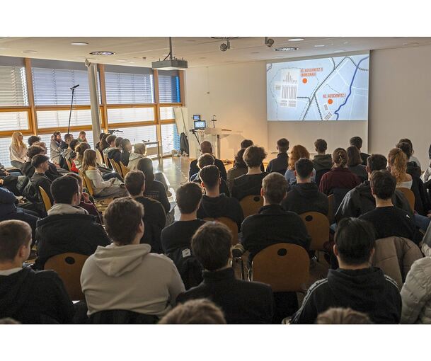 Eine virtuelle Führung durch Auschwitz: Am Bietigheimer Berufschulzentrum hatte dieses neue Angebot Premiere.