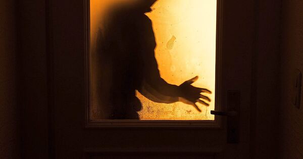 Die Täter warfen mit einem Gegenstand die Glaseingangstür ein.