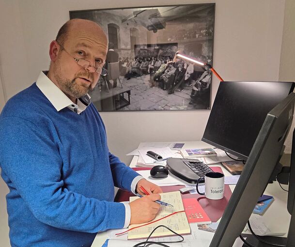 Michael Volz macht Geschichte am authentischen Ort erfahrbar und entwickelt das Pädagogisch-Kulturelle Centrum (PKC) als lebendigen Lern- und Begegnungsraum weiter.