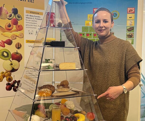 Ludmilla Scheel vor der offiziellen Ernährungspyramide Deutschlands im Ernährungszentrum Mittlerer Neckar in Ludwigsburg.