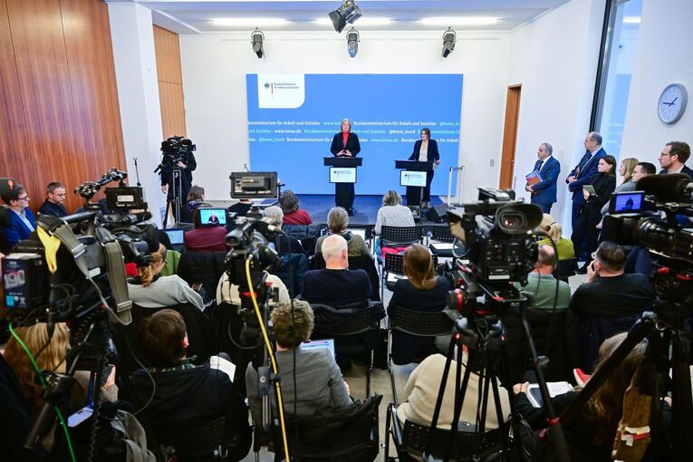 Übergabe Bericht der Kommission zur Sozialstaatsreform Übergabe Bericht der Kommission zur Sozialstaatsreform