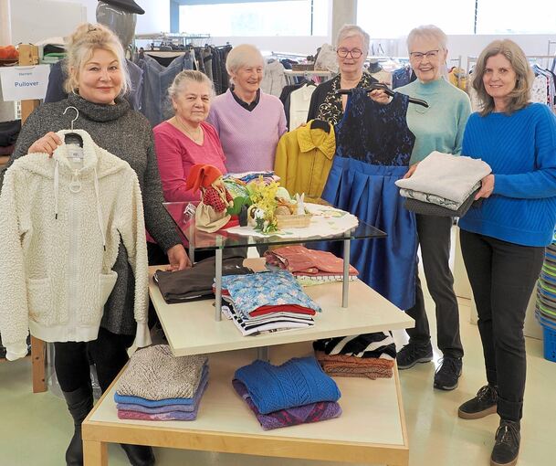 Das Team der Caritas in der Kleiderkiste am Solitudeplatz. Daniela Bing (ganz rechts) und Margit Jordan (Dritte von rechts) sind froh über die neuen Räume.
