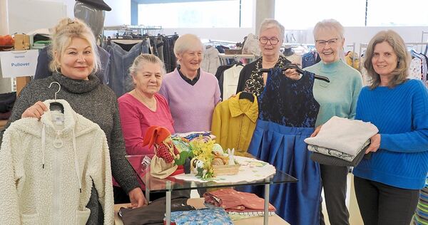 Das Team der Caritas in der Kleiderkiste am Solitudeplatz. Daniela Bing (ganz rechts) und Margit Jordan (Dritte von rechts) sind froh über die neuen Räume.