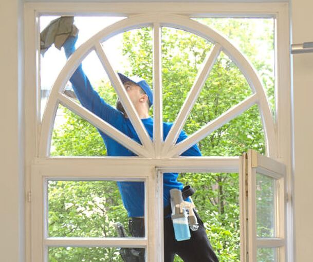 Muss sich strecken: Ein Beschäftigter der Rema Gebäudereinigung bei der Arbeit an einem Ludwigsburger Haus.