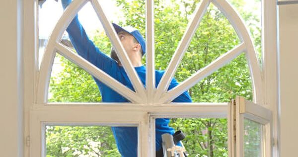 Muss sich strecken: Ein Beschäftigter der Rema Gebäudereinigung bei der Arbeit an einem Ludwigsburger Haus.