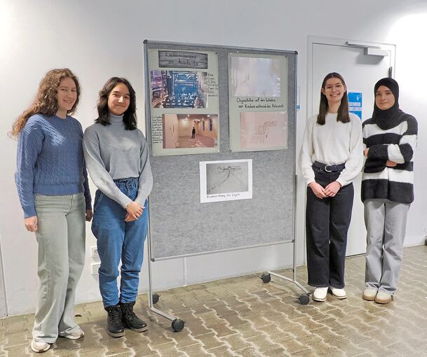 Mina Lauber, Liliana Kitanova, Hanna Beck und Sara Yusufy (v.l.) haben am Gedenkweg mitgewirkt. Kitanova hat etwa die hier gezei