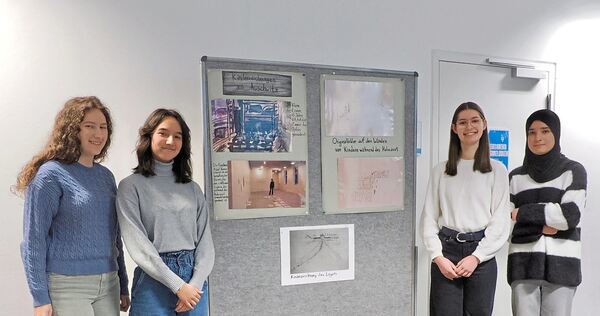 Mina Lauber, Liliana Kitanova, Hanna Beck und Sara Yusufy (v.l.) haben am Gedenkweg mitgewirkt. Kitanova hat etwa die hier gezei