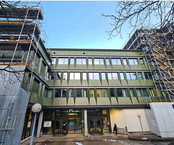 Während der Bauzeit ist der Eingang des Landgerichts Stuttgart um die Ecke verlegt worden. Das hat ungeahnte Vorteile: Nachdem die Angehörigen der Angeklagten mit denen der Opfer vor zehn Tagen vor dem Gericht aneinandergerieten, wurden sie heute get