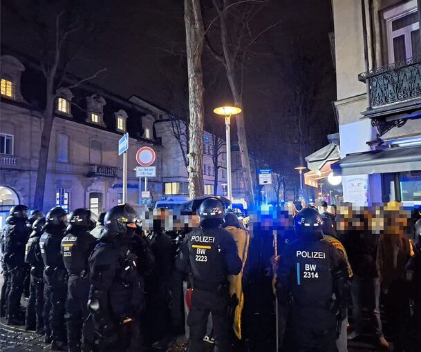 Die Polizei kesselt die Demonstranten in der Myliusstraße ein.