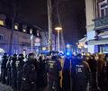 Die Polizei kesselt die Demonstranten in der Myliusstraße ein.
