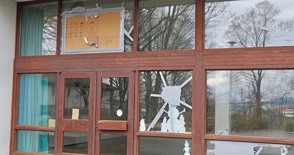 Auch am Eingang zur Aula der Gemmrigheimer Schule wurden Scheiben mutwillig zerstört.