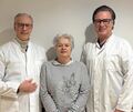 Erfolgreiche Operation: Oberarzt Dr. Wilko Staiger (links) und der Ärztliche Direktor der Klinik für Gefäßchirurgie, vaskuläre u Erfolgreiche Operation: Oberarzt Dr. Wilko Staiger (links) und der Ärztliche Direktor der Klinik für Gefäßchirurgie, vaskuläre und endovaskuläre Chirurgie am RKH Klinikum Ludwigsburg, PD Dr. Johannes Gahlen (rechts) sowie Sevil Tüter, Patientin (Mitt