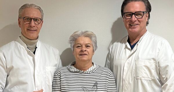 Erfolgreiche Operation: Oberarzt Dr. Wilko Staiger (links) und der Ärztliche Direktor der Klinik für Gefäßchirurgie, vaskuläre und endovaskuläre Chirurgie am RKH Klinikum Ludwigsburg, PD Dr. Johannes Gahlen (rechts) sowie Sevil Tüter, Patientin (Mitt