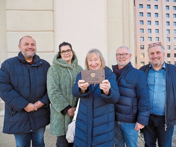 Beim Anbringen der Bronzeplakette dabei waren (von links) Pfarrer Alois Krist, Bauleiterin und Architektin Anja Pobitschka, Gabriele Schwenk-Ebbighausen vom Kirchengemeinderat, Rainer Walter Müller von der Deutschen Stiftung Denkmalhilfe und Christop