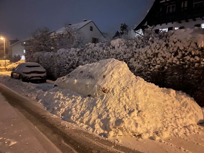 Mit Schnee bedecktes Auto in Mögglingen