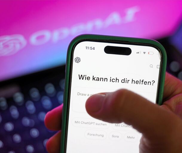 KI-Tools wie Chat-GPT versprechen Antworten und Hilfe in zahlreichen Bereichen. Können die Programme tatsächlich irgendwann Arbeitsplätze ersetzen?