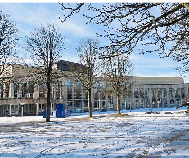 Soll eigentlich ab 2027 leer stehen: das Forum am Schlosspark. Das Kulturdenkmal muss dringend saniert werden, der Beschluss steht jedoch weiter aus.