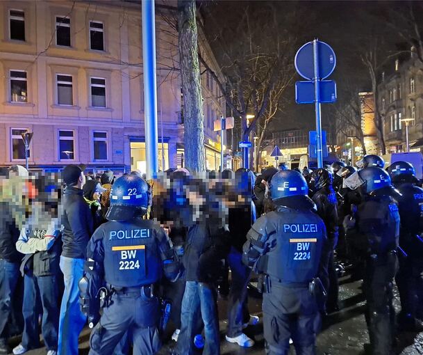 Ausschreitungen in der Ludwigsburger Myliusstraße: Polizisten kesseln Teilnehmer einer Kurdendemo ein.
