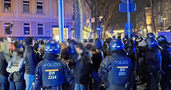 Ausschreitungen in der Ludwigsburger Myliusstraße: Polizisten kesseln Teilnehmer einer Kurdendemo ein.