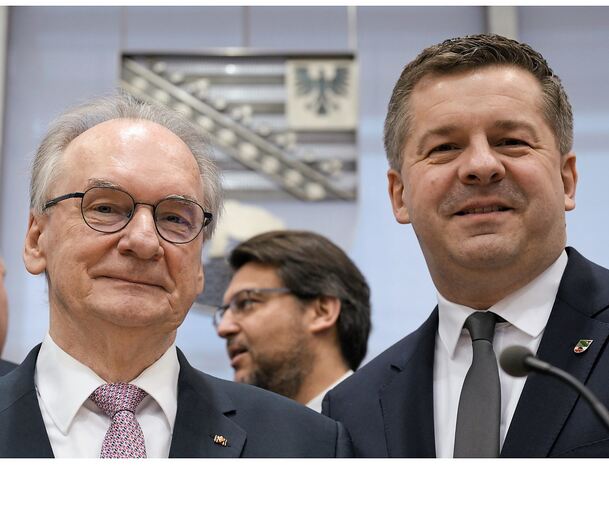 Reiner Haseloff (links) und Nachfolger Sven Schulze vor der Ministerpräsidentenwahl im Landtag in Magdeburg.