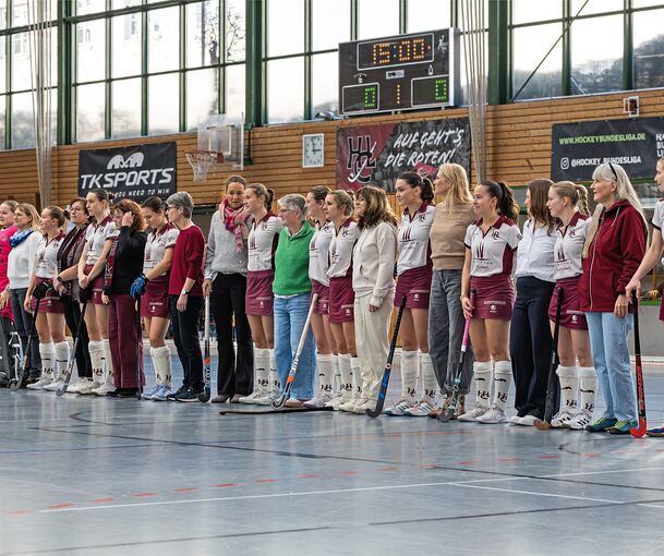 Besonderer Auftritt: Die HCL-Spielerinnen laufen mit ihren Müttern in der Alleenhalle ein.