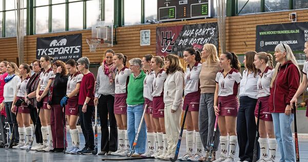 Spielerinnen des HC Ludwigsburg laufen mit ihren Müttern ein