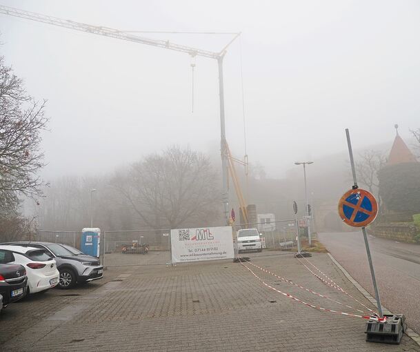 Wegen Baustelle gesperrt: der halbe untere Parkplatz am Hohenasperg.