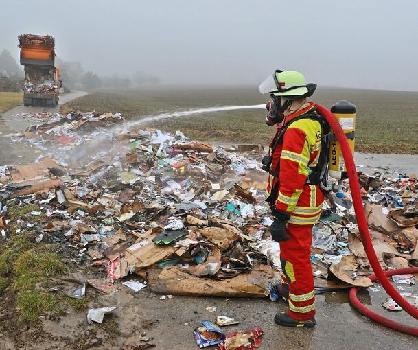 Einsatz an der Straße nahe Ditzingen und Gerlingen: Die Feuerwehr löscht Kartonagen und Altpapier, das in Brand geraten war.