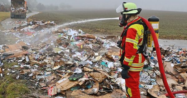 Feuerwehr-l-scht-brennendes-Altpapier-nahe-Ditzingen-und-Gerlingen