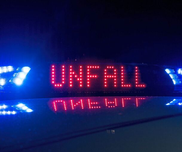 Bei dem Auffahrunfall wurden zwei Personen leicht verletzt. Bei dem Auffahrunfall wurden zwei Personen leicht verletzt.