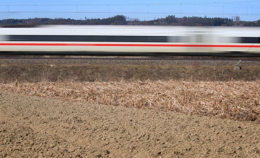 ICE auf Bahnstrecke Augsburg-Ulm