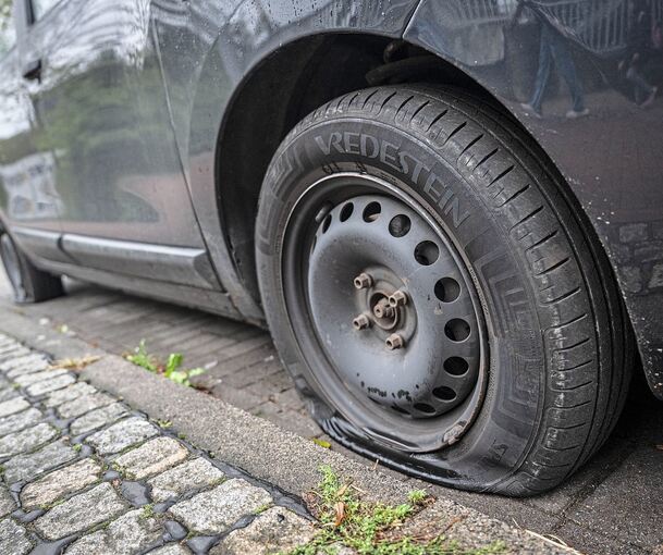 Die Reifen eines Audis sind zerstochen worden.