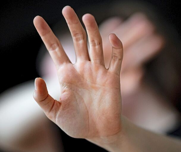 Eine 14-Jährige ist in einem Linienbus sexuell belästigt werden. Experten geben Tipps, wie man sich vor Übergriffen schützen kann.