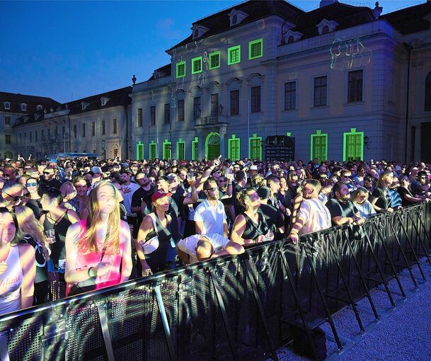 Beats, Licht und Tanz vor der Schlosskulisse: So sah es beim Crown of Sound 2025 aus. Beats, Licht und Tanz vor der Schlosskulisse: So sah es beim Crown of Sound 2025 aus.