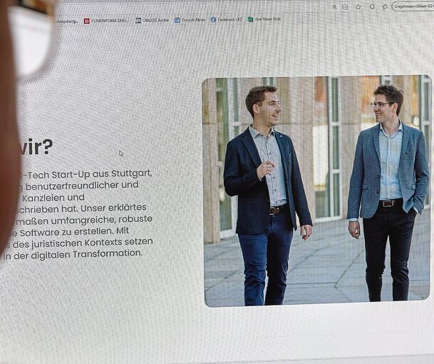 Blick auf die Unternehmens-Homepage: Felix Lorenz (links) und Maximilian Sprenger haben eine innovative Software für Kanzleien entwickelt.