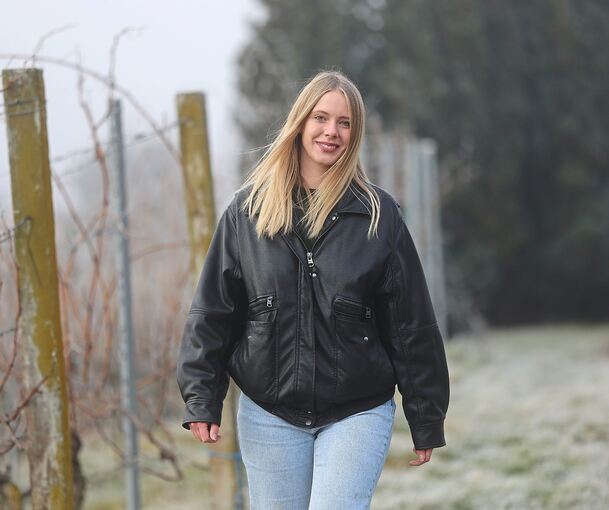 Spaziergang entlang des Grüß-Gott-Weges in Neckarweihingen: Nathalie Ziwey ist in Ludwigsburg zuhause und kandidiert für die SPD.