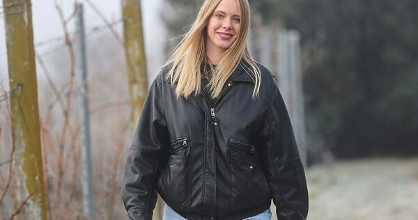 Spaziergang entlang des Grüß-Gott-Weges in Neckarweihingen: Nathalie Ziwey ist in Ludwigsburg zuhause und kandidiert für die SPD.