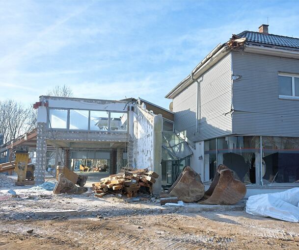 Das ehemalige Autohaus Kegreiss an der Schorndorfer Straße. Die Ausstellungsfläche (links) ist bereits komplett verschwunden.