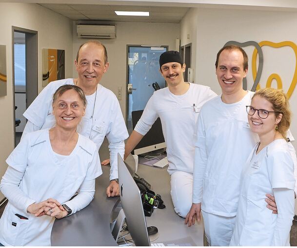 Neben Sigrid und Elmar Frank (links) arbeiten auch ihre Söhne Norbert und Robert, sowie Roberts Ehefrau Marie-Antoinette (v.l) in der Besigheimer Zahnarztpraxis Dr. Frank.