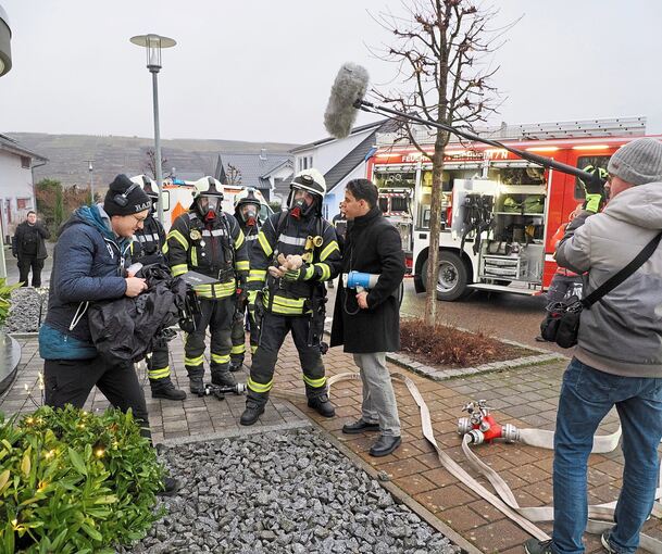 Und Action: Kameramann Patrick Schober (links), Antonios Douliakas (rechts) sowie Richard Kipp als Feuerwehrmann mit Teddybär in der Hand, Nicolai Boldt hält die Mikrofonangel.