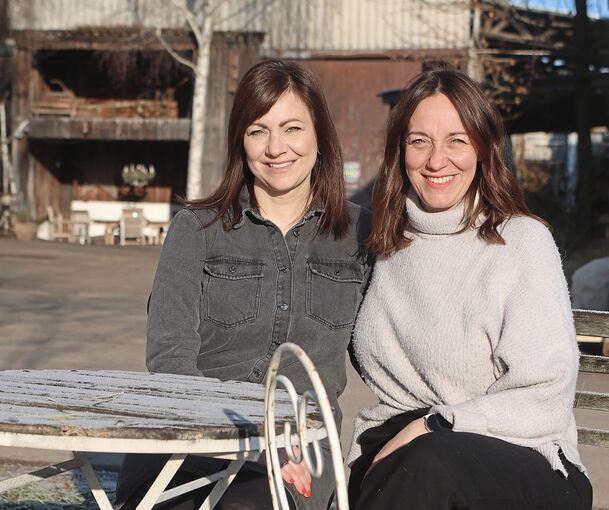 Sarah Heizmann-Leutenecker (links) und ihre Schwester Anja Beer-Leutenecker wollen mit dem veganen Hoffest zeigen, wie gut pflanzliche Speisen schmecken.